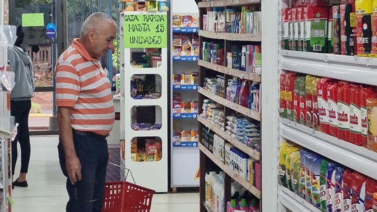 Por las bajas en las ventas y en el poder adquisitivo cae la confianza del consumidor